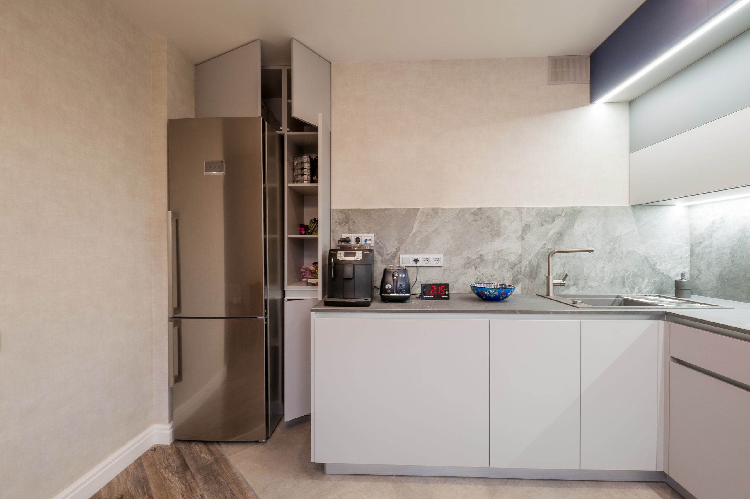 Белый кухонный гарнитур-Бело-синяя кухня «Модель 780»-фото2